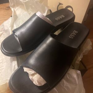 Women’s size 11 black sandals - NWT